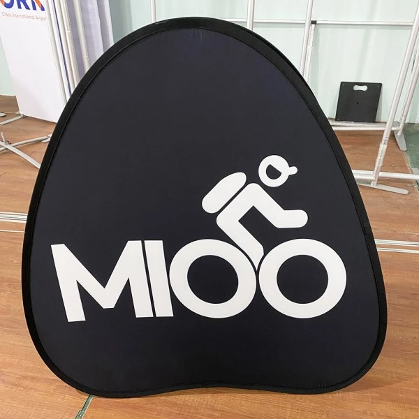 لماذا أصبحت لافتات المثلث المنبثقة أداة الإعلان الخارجية الأكثر فعالية للأحداث والعروض الترويجية