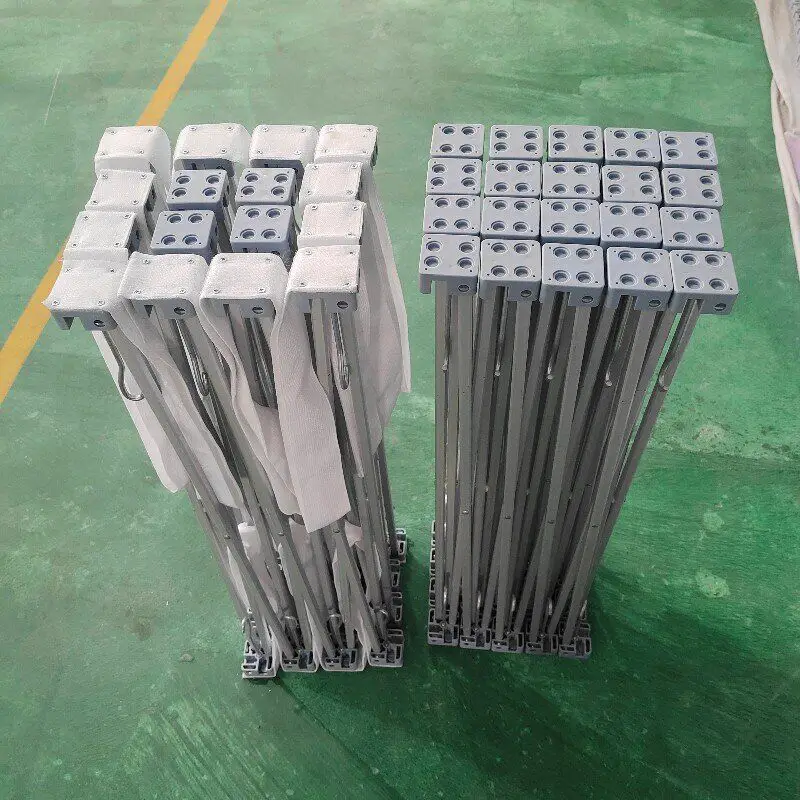 يطفو على السطح إطار الحائط